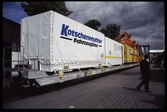 Utställningav nya transportvagnar för containertrafik.