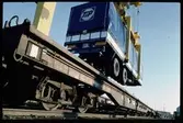 Lastning av lastbilssläp på SJ Slps. 20 74 432 7 039-3.