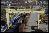 Lastning med travers vid Årsta godsterminal.