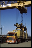 Containerlastning/lossning till/från lastbilssläp.