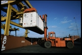 Containerlastning/lossning med truck.