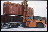 Containerlastning/lossning med truck GD-3219. Statens Järnvägar, SJ Slps 20-74-432 7035-1.