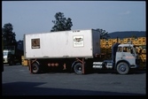 Lastning av lastväxlarflak på lastbil.