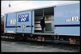 Godsvagn SJ Lgjs 42-74-440 4322-3. Livmsedelscontainer SJ 1430 903.