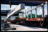 Lossning av betongbalk från godsvagn.