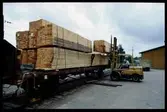 Virkeslastning med truck.
