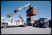 Lastning av container på lastbilssläp.