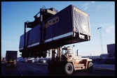 Containerhanterare lyfter släpvagn.