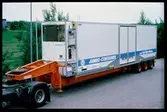 Jumbo-Container, Statens Järnvägar, SJ 1230518 lastad på Schmitz-trailer.