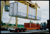 Lyft med containerkran till/från Schmitz-trailer. Jumbo-container, Statens Järnvägar, SJ 1230518.