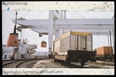 Containerzug. Eisenbahn-Terminal im Seehafen. Containertåg. Järnvägsterminal i hamnen.