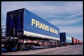 Godståg med godsvagnar för speciel transport. RIV SJ Sdgmns 31-74-451 2252-4. Lastbilssläp Frans Maas.