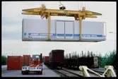 Statens Järnvägar, SJ jumbocontainer 1230518 lastas med containerkran.