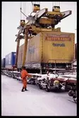 Godsvagn  lastas/lossas med containerkran.