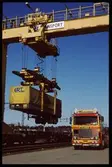 Lastning/lossning av lastbilssläp.