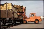 Virkeslastning/lossning med truck.