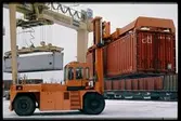 Godshantering med containertruck och containerkran.