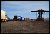Containervagnar och containertruck.
