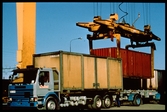 Lastning/lossning av container med containerkan.