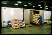 Lastning/lossning av livsmedel med hjälp av BT lifter. Statens Järnvägar, SJ 1230509 Jumbocontainer .