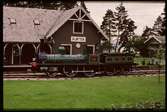 NSB 2 16, vid Kløftens stationshus på Norges jernbanemuseums museumsområde. Stationshuset är flyttat från det som i dag heter Kløfta stasjon (Namnändring 1920).