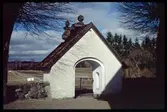 Inträdesportal till kyrkogården vid Årdala kyrka.