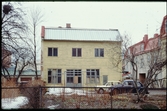 Snickerifabrik. Byggnaden ligger i hörnet av Nicandergatan och Gyllenhjemsgatan i Strängnäs.
