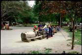 Lekande barn i Lokparken i Budapest, Ungern.