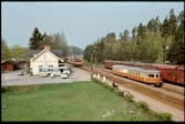 Läggesta järnvägsstation med Statens Järnvägar, SJ X17 985, SJ UBF7Z 2079 och Trafikaktiebolaget Grängesberg – Oxelösunds Järnvägar, TGOJ Bt 303.