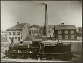 Oxelösund - Flen - Westmanlands Järnväg, OFWJ A 11 framför C. O. Öbergs & Co. Filfabrik i Eskilstuna.