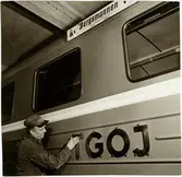 Trafikaktiebolaget Grängesberg – Oxelösunds Järnvägar, TGOJ Yoa 104.

Polering av TGOJ skylt på 