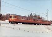 Trafikaktiebolaget Grängesberg - Oxelösunds Järnvägar, TGOJ Yoa104 rälsbusståg på linjen mellan Mellösa och Flens Övre under vintertid.