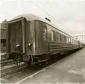 Trafikaktiebolaget Grängesberg - Oxelösunds Järnväg, TGOJ B1 54.

Personvagn vid perrong.