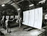 Lyft av taklucka från ellok i Eskilstuna verkstad.