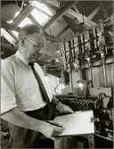 Först Verkmästare David Pilstad gör upp kopplingsdiagram för kampådrag.