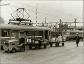 Statens Järnvägar, SJ plattformstruck 752 vid Ludvika station, lastning av paket från rälsbuss.