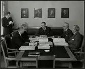 Trafikchef Lars Granfeldt i möte med Trafikaktiebolaget Grängesberg - Oxelösunds Järnvägar, TGOJ ledningsgrupp. Från vänster: Gunnar Bergström, Sture Nortorp, Bo Ytterberg, Lars Granfeldt, Sven Lagergren och Åke Karlström.