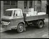 Trafikaktiebolaget Grängesberg - Oxelösunds Järnvägar, TGOJ lastbil med gods på flaket.