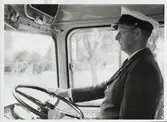 Helge Lindqvist bakom ratten på en Trafikaktiebolaget Grängesberg - Oxelösunds Järnvägar, TGOJ buss.