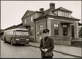 Trafikaktiebolaget Grängesberg - Oxelösunds Järnvägar, TGOJ buss och personal framför Kopparberg stationshus.