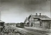 Stationsområde med vagnar vid perrong.