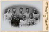 Ateljéfotografi med åtta unga kvinnor.