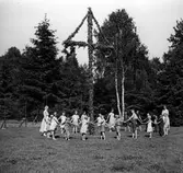 Barnabo-Furuhöjd firar midsommar och dansen går kring majstången.