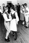 Tre par i folkdräkter dansar framför en spelmansorkester under Kulturveckan, oktober 1968.
