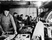 Tre anställda vid Alingsås bryggeri AB. Sigfrid Linusson till vänster, 