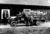 På Alingsås bryggeris gård är företagets lastbil fotograferad, troligen i samband med bilens leverans 1 maj 1921. Lastbilen är av det engelska fabrikatet Brockway och har massiva hjul, 4 cylindrig motor, kardandrift, gaslyktor och avlastad bakaxel. Männen porträtterade vid bilen är, från vänster, Hjalmar Möller, Gunnar Frödeberg, Herr Odqvist, Ivar Karlsson och Sten Möller.
