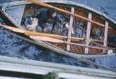 Alakcalufisk kvinna med litet barn nere i roddbåt