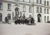 Marinens musikkår på trappan till Bataljon af Trolle