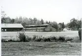 Hed sn, Karmansbo.
Ladugårdar. 1977.