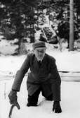 Thure Elgåsen vadar i snö i Vitsandsbäcken.
Vinterbild.
9 mars 1945.